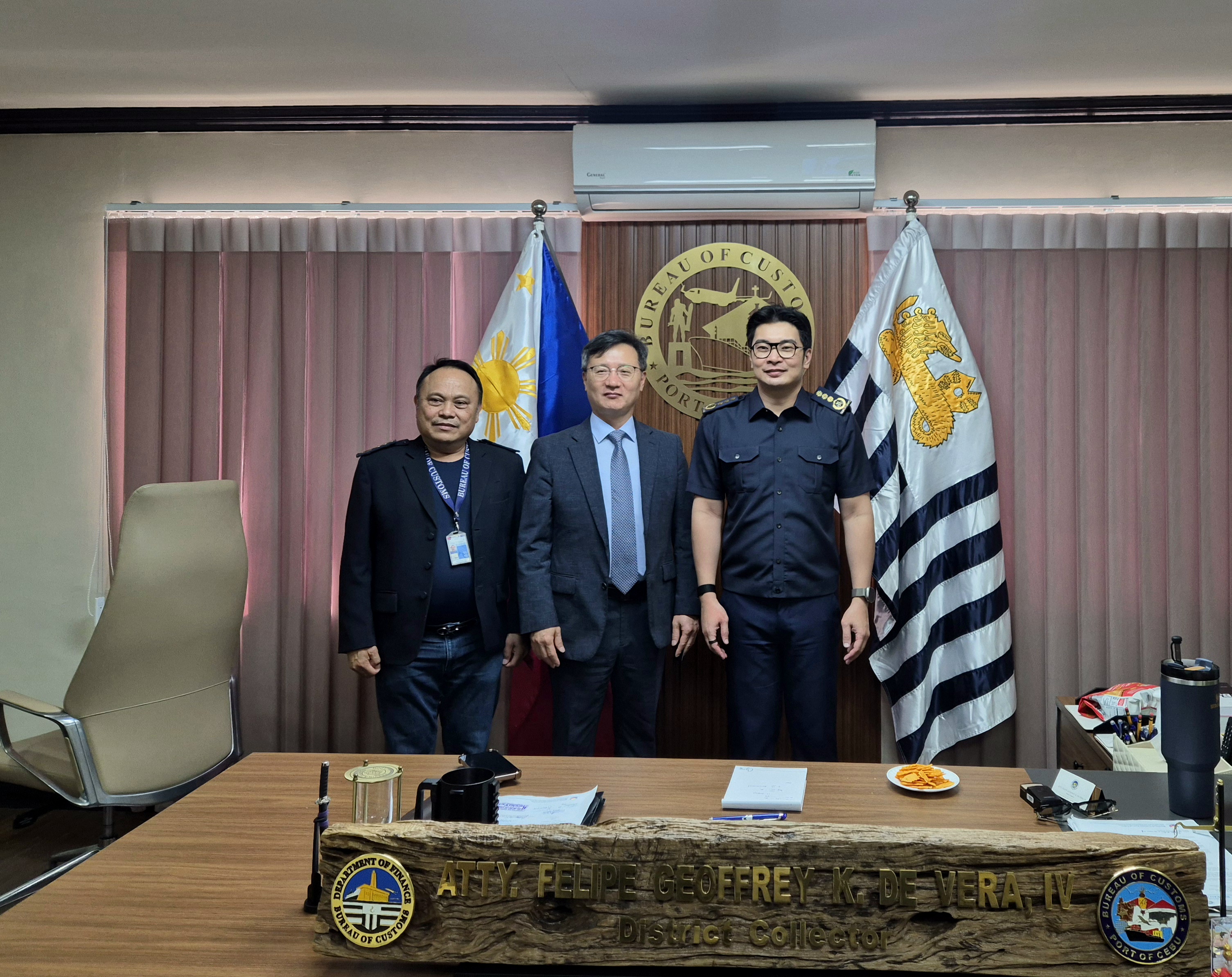 총영사, De Vera 세부항 세관장 면담