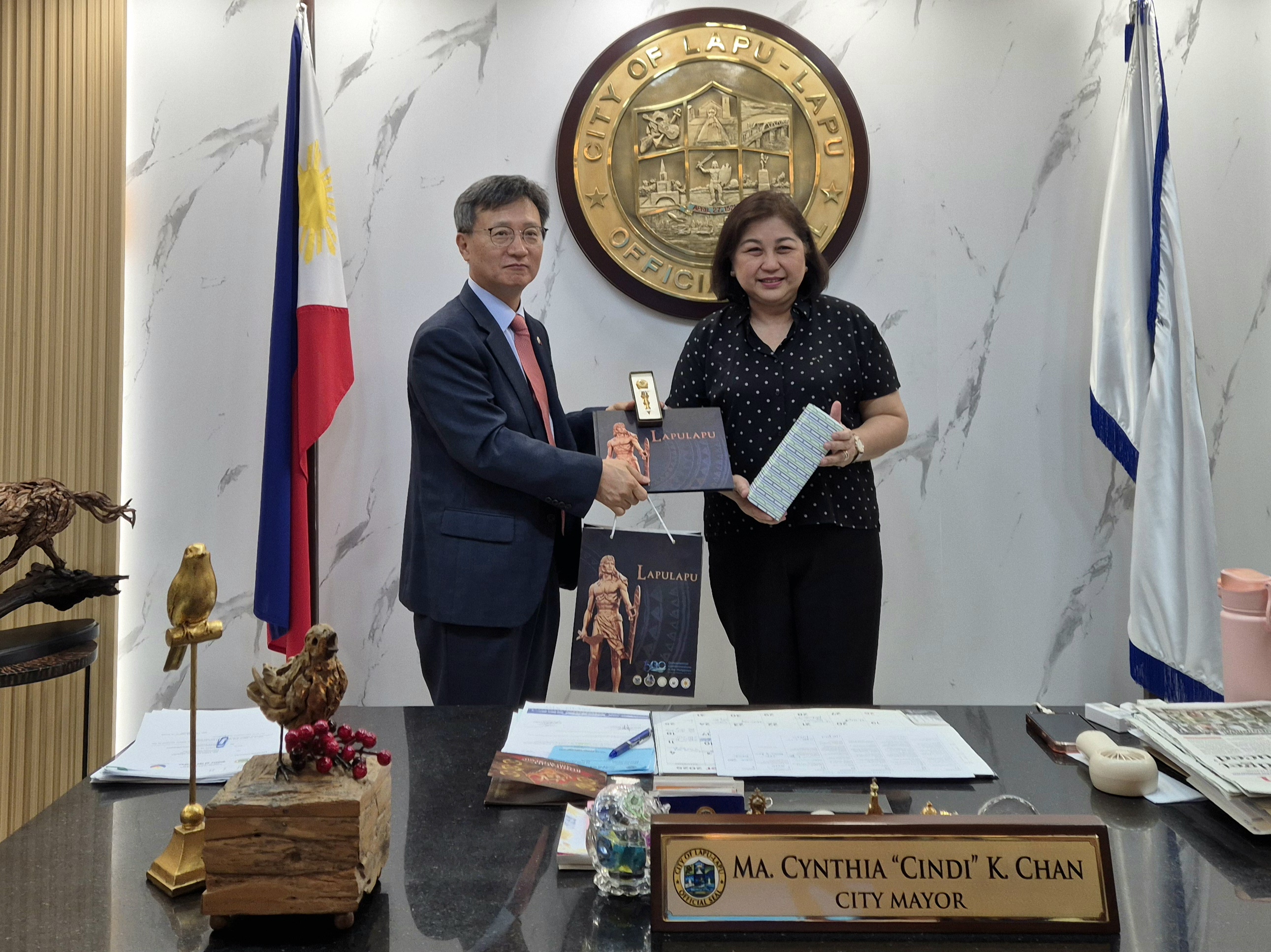 총영사, 라푸라푸시 Chan 시장 예방